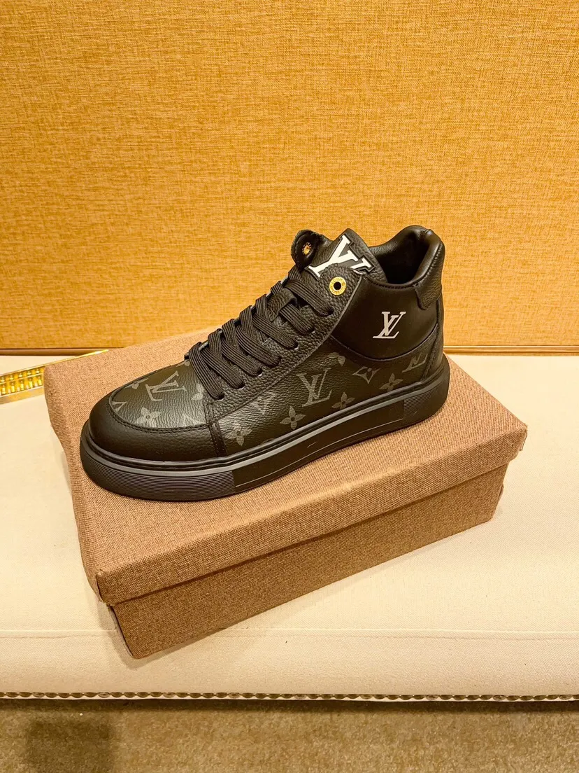 Factory price 460 [LV] Louis Vuitton's latest high-top casual Korean-style men's shoes, brand new autumn and winter design, perfect workmanship, cabinet quality, upper: cowhide material, leather lining; soft and comfortable, rubber outsole super light, wear-resistant, simple, versatile fashion men's shoes, color optional, size 38--44